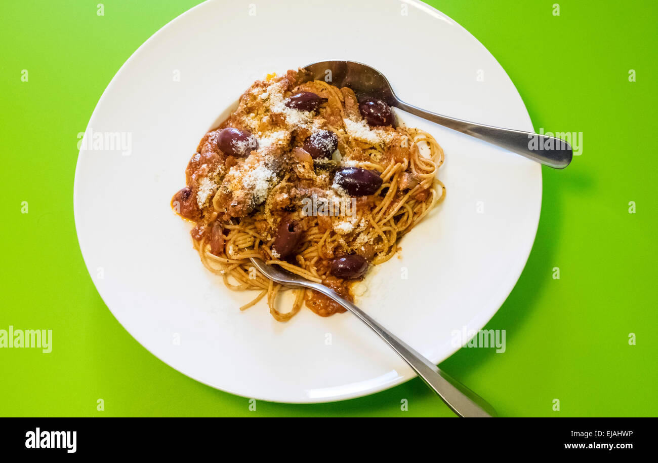 Spaghetti aux sardines, olives et sauce tomate, une recette Sicilienne Banque D'Images