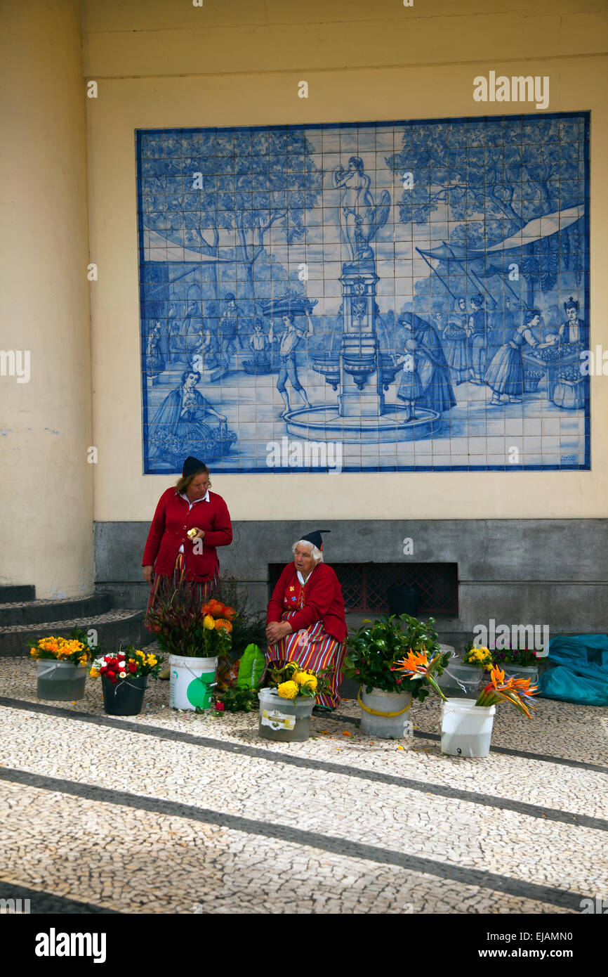 Les vendeurs de fleurs au marché de Funchal Madeira Portugal avec une tuile plaque murale Banque D'Images