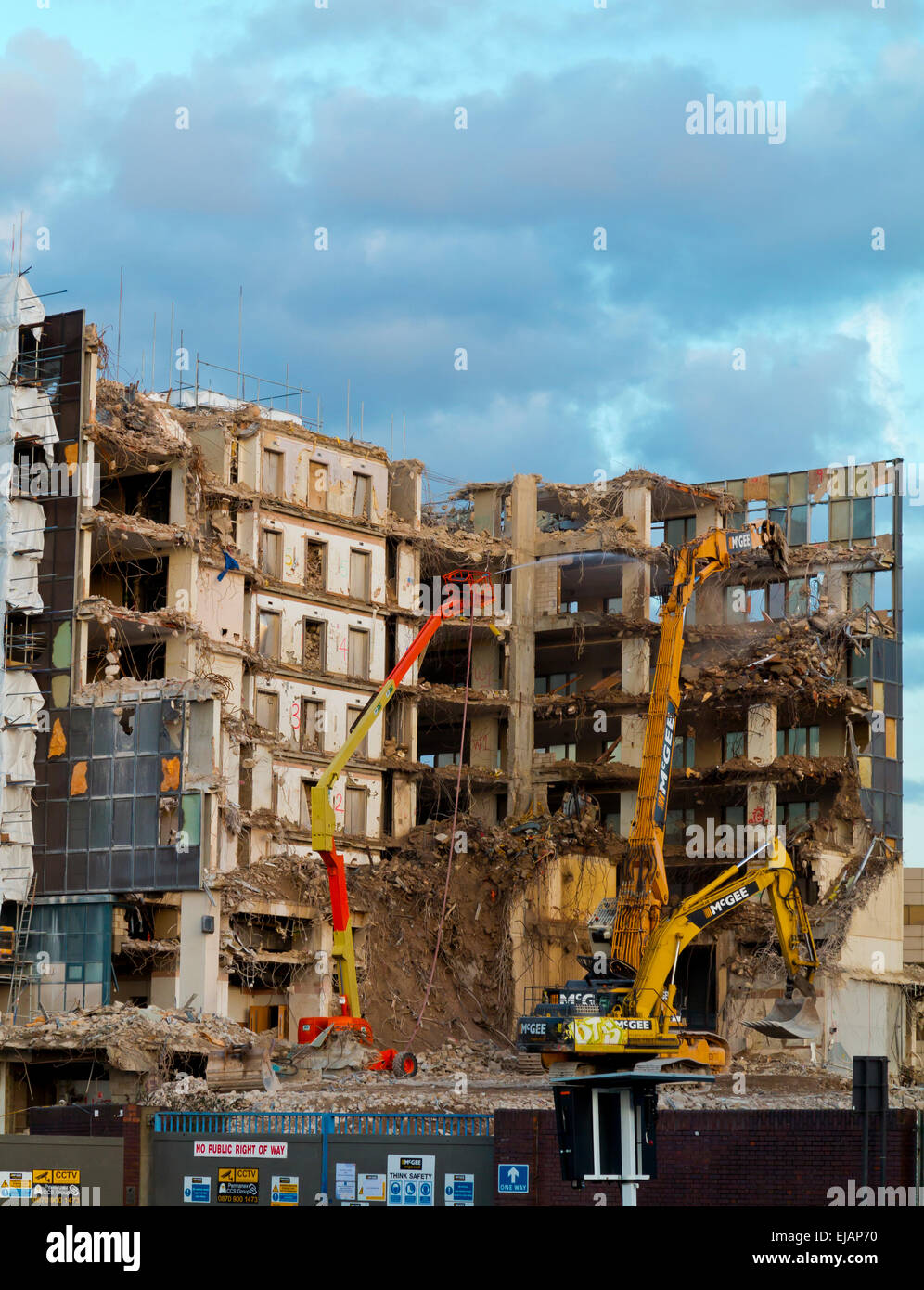 Diggers démolir un bâtiment dans le sud de Londres Angleterre Royaume-uni Vauxhall dans le cadre du réaménagement de la zone Banque D'Images