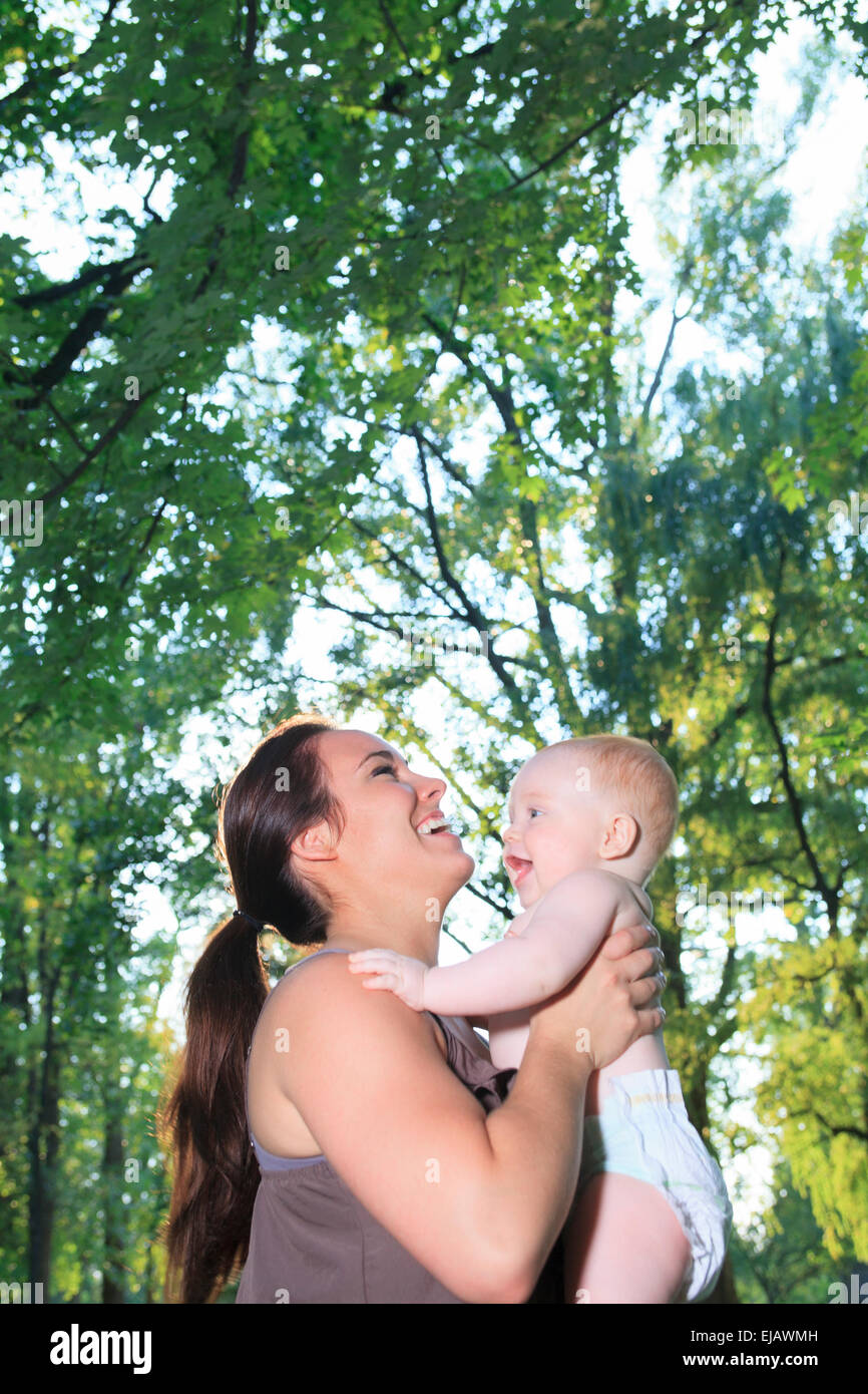 Mère avec bébé est sur une belle forêt Banque D'Images