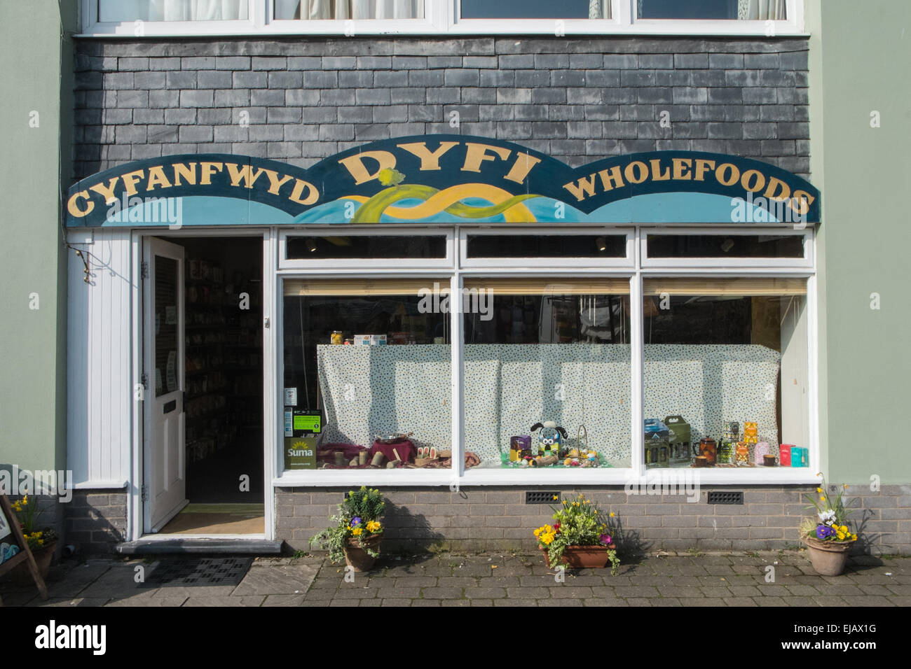 Dyfi Wholefoods shop À Machynlleth ville du marché sur le marché hebdomadaire, qui se tenait le mercredi,dans Powys, Pays de Galles, Pays de Galles Banque D'Images