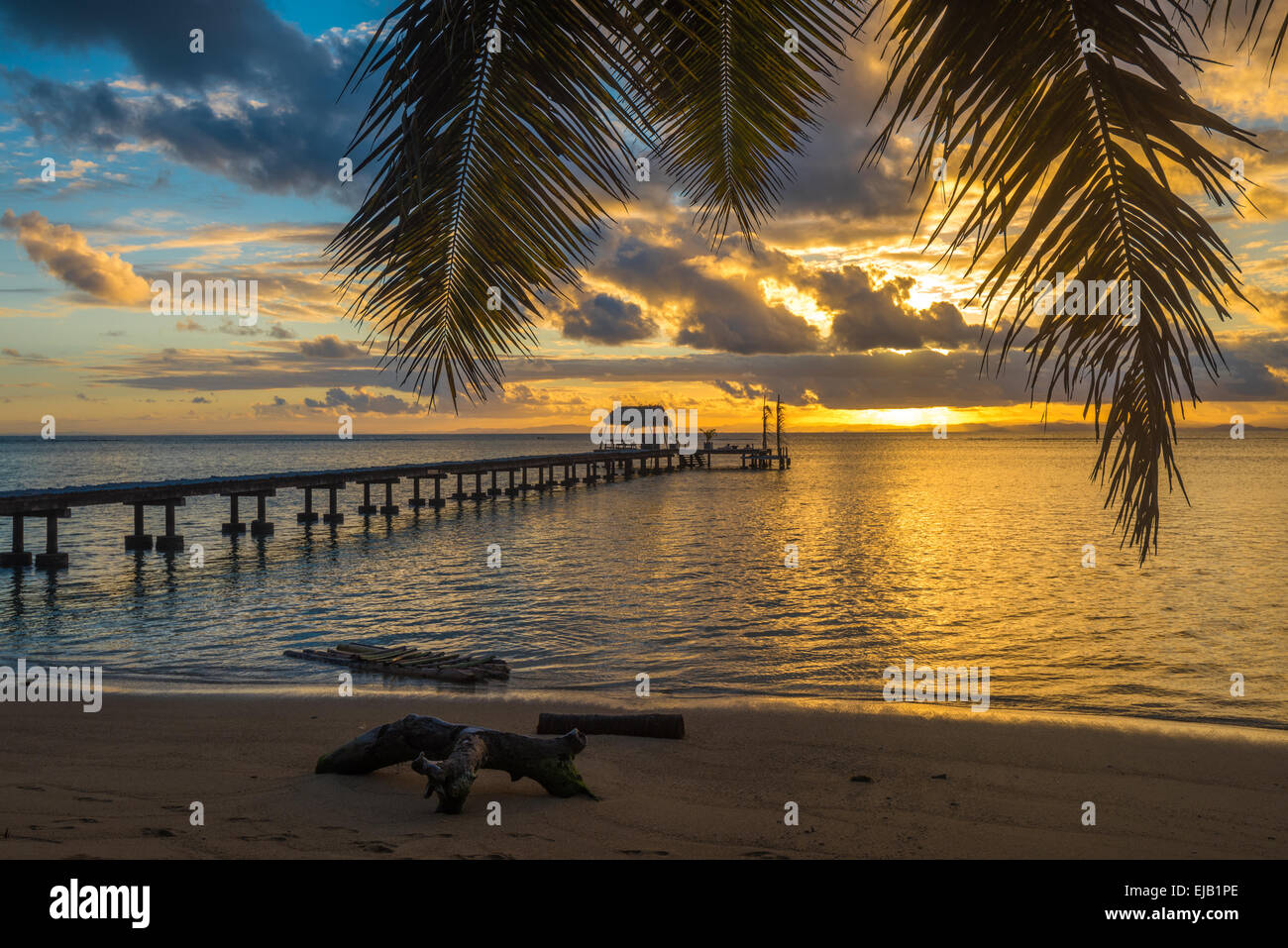 Pier sur une île tropicale, maison de vacances paysage Banque D'Images