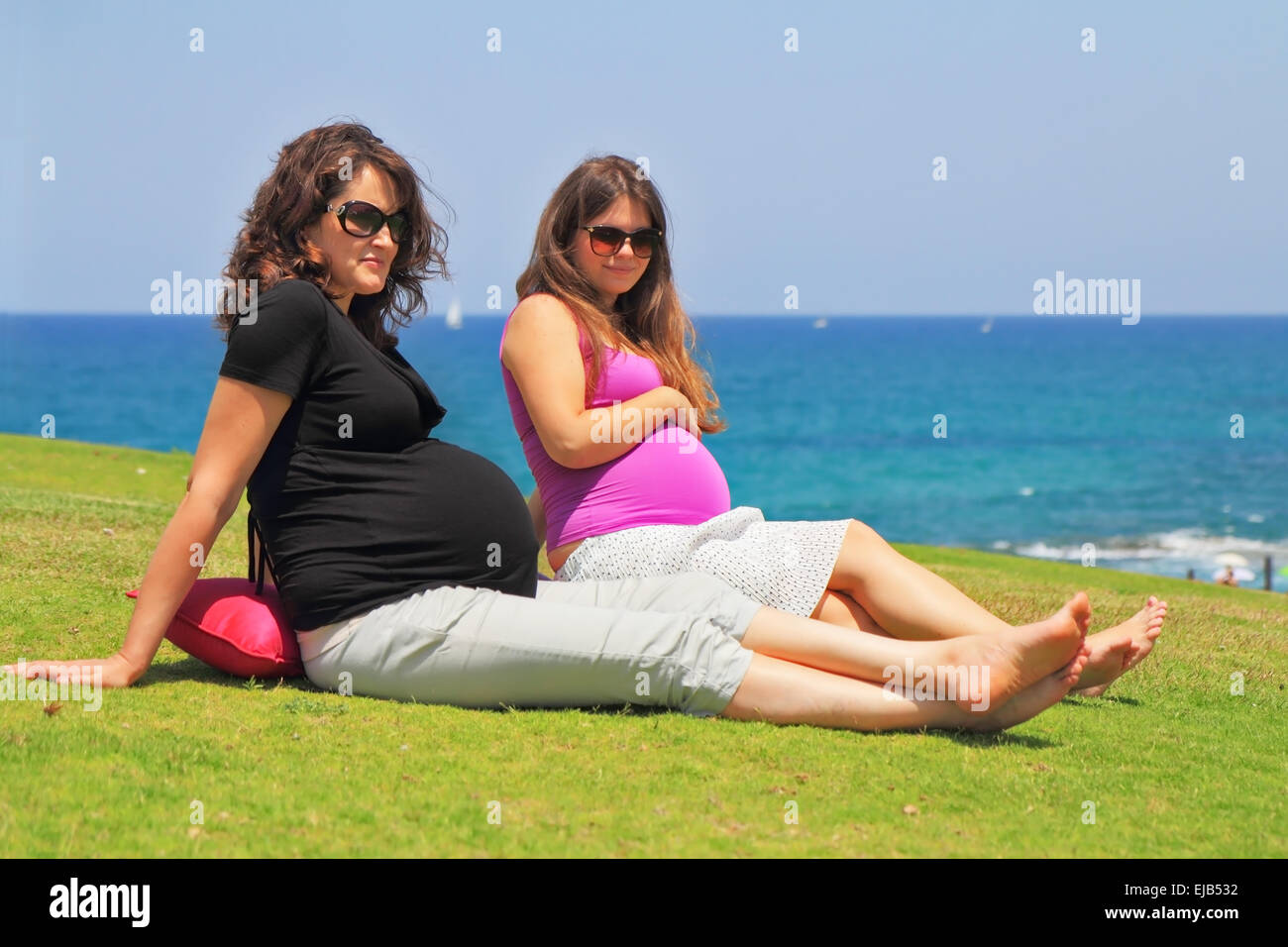 Deux charmantes jeunes femmes enceintes Banque D'Images