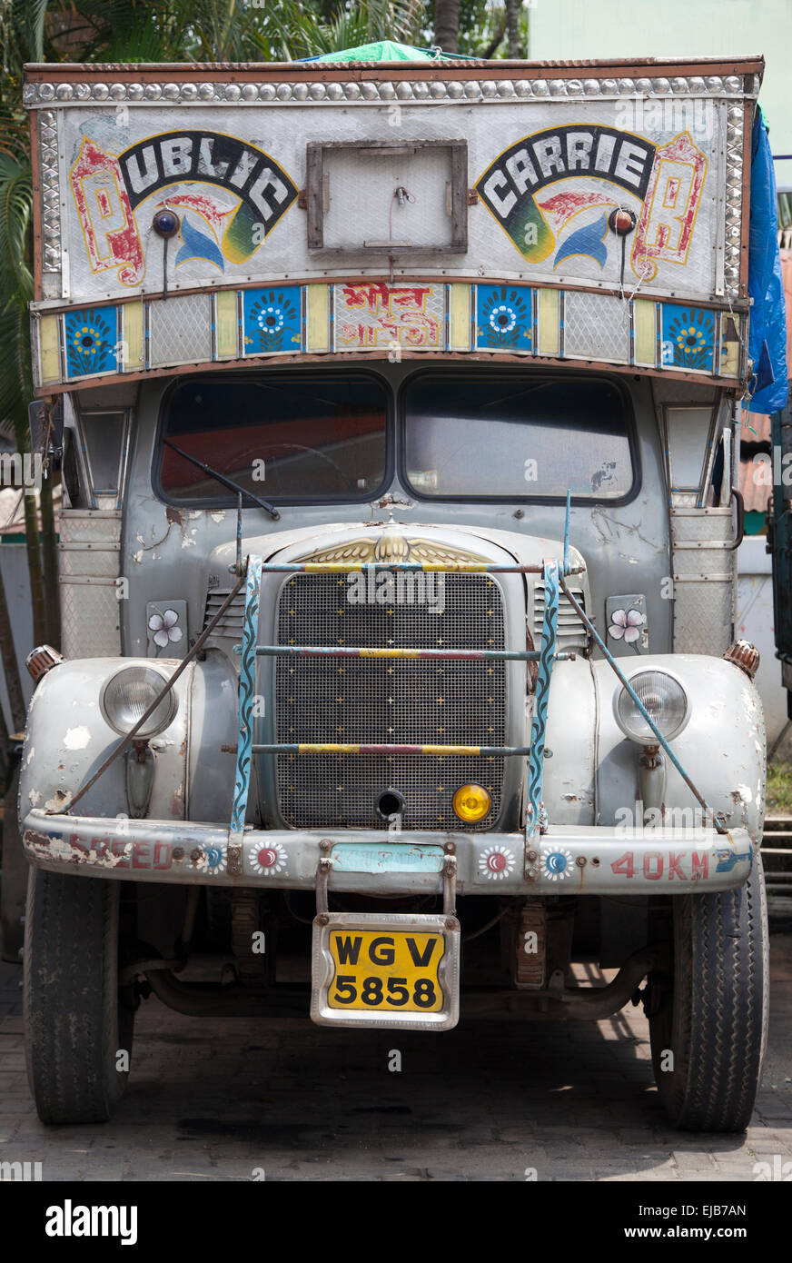 Vue avant du camion indien vintage Banque D'Images