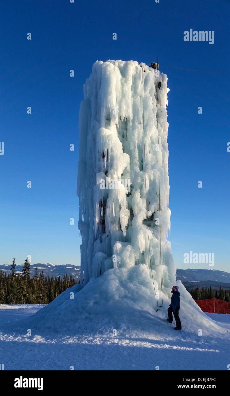 60-foot-tall tour d'escalade de glace à Big White's Happy Valley Adventure Park. Big White Ski Resort, Colombie-Britannique, Canada. Banque D'Images