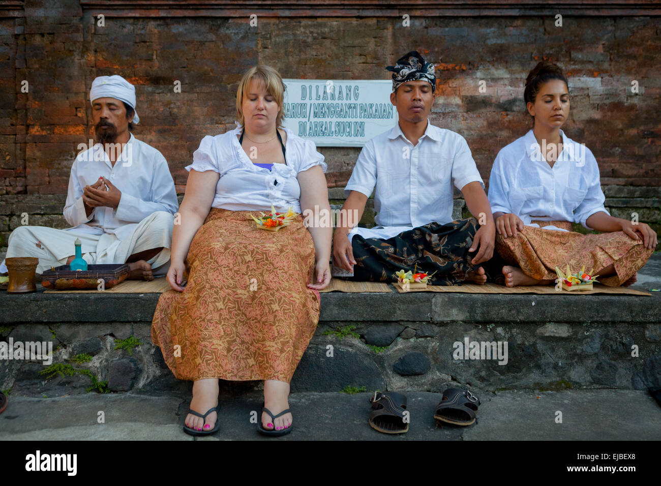 Les femmes pratiquent la méditation avec les gourous balinais au temple de Tirta Empul à Tampaksiring, Bali, Indonésie. Banque D'Images