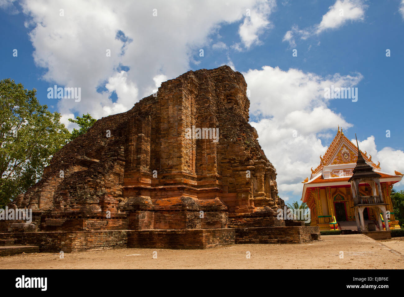 Ruines du temple de Wat Kaeo Srivijayan à Chaiya, Surat Thani, Thaïlande. Banque D'Images