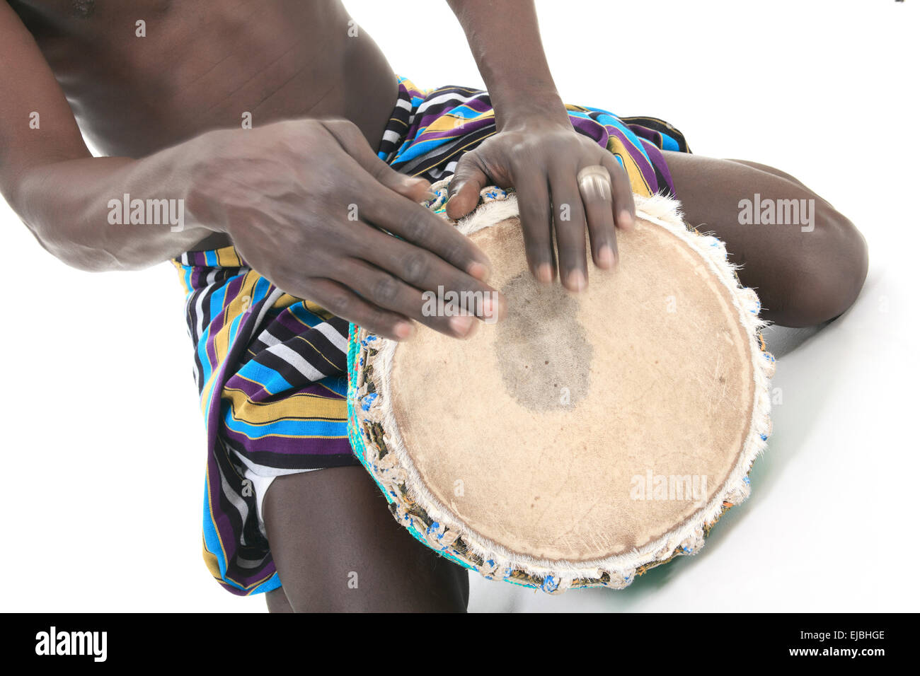 Personne africaine avec djembe sur fond blanc, traditionnel de perc Banque D'Images