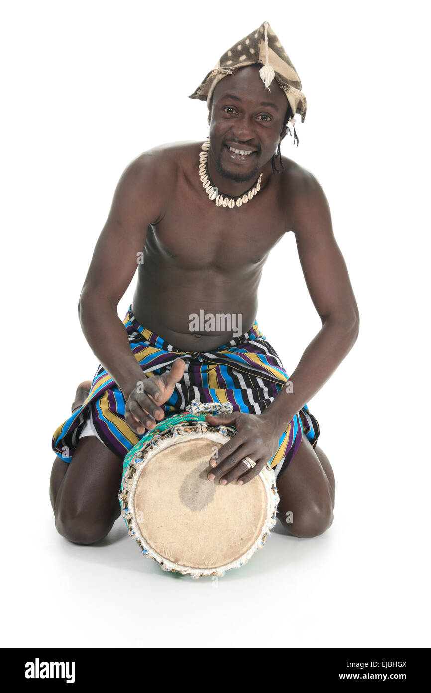 Personne africaine avec djembe sur fond blanc, traditionnel de perc Banque D'Images
