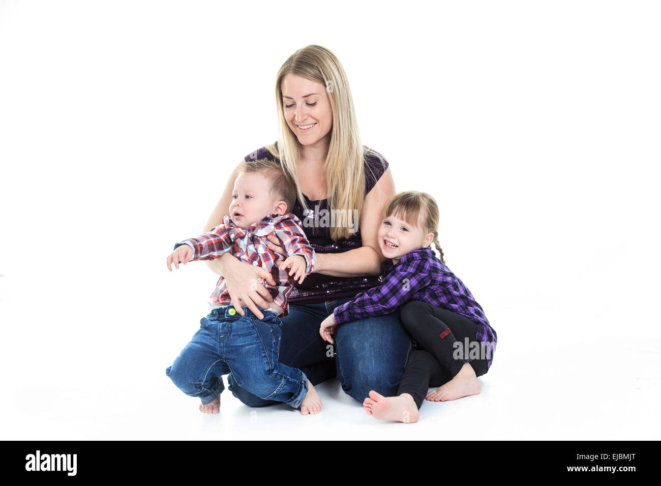 Cute blonde, mère avec ses deux enfant devant un blanc retour Banque D'Images