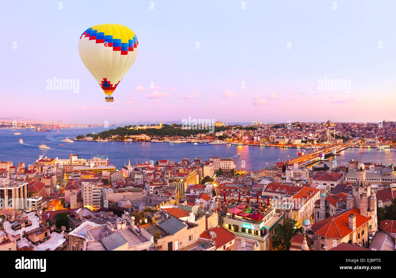 Montgolfière sur Istanbul coucher du soleil Banque D'Images