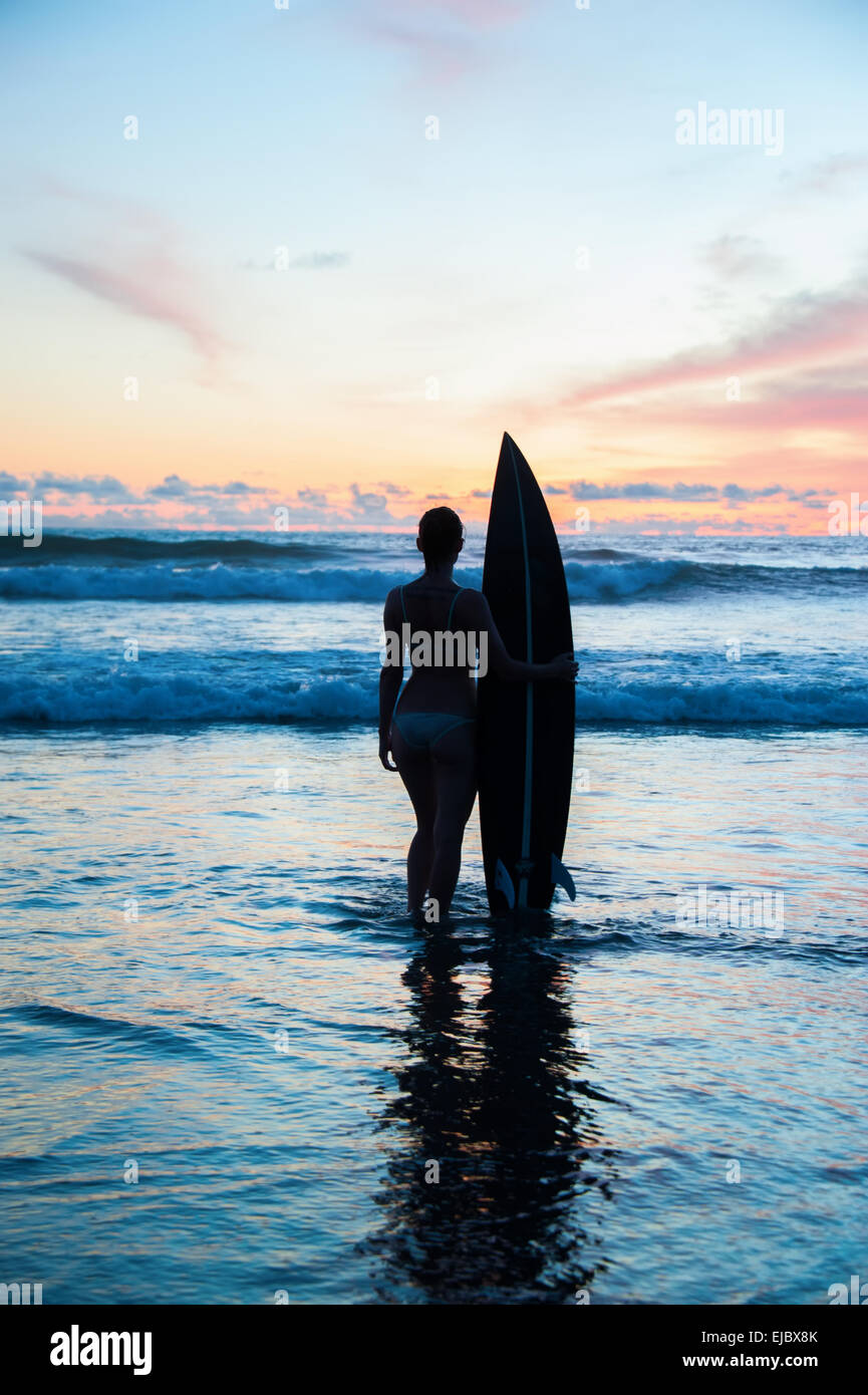 Jeune femme surfer avec bord Banque D'Images