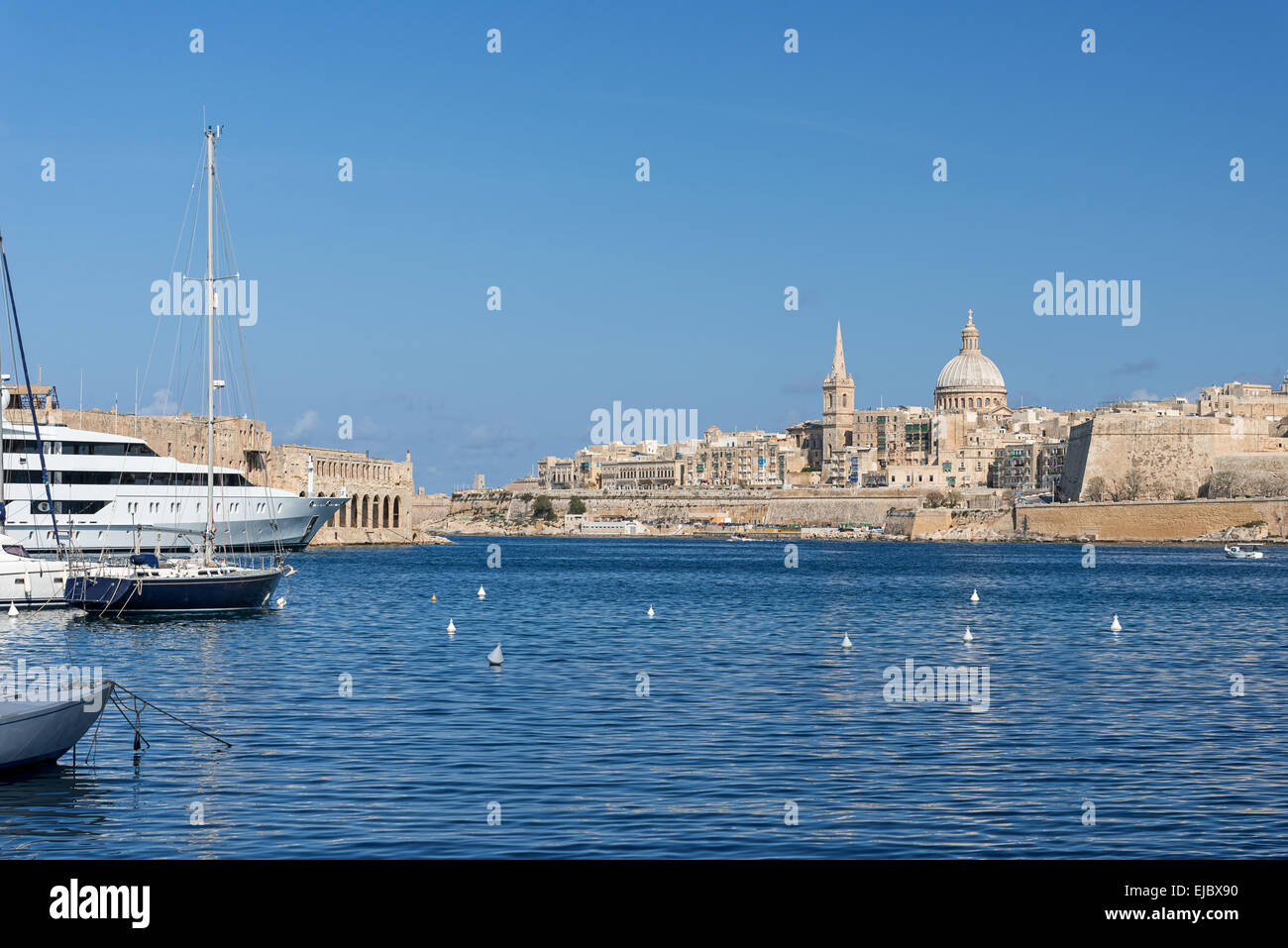 Valletta Skyline avec Dome et les navires Banque D'Images