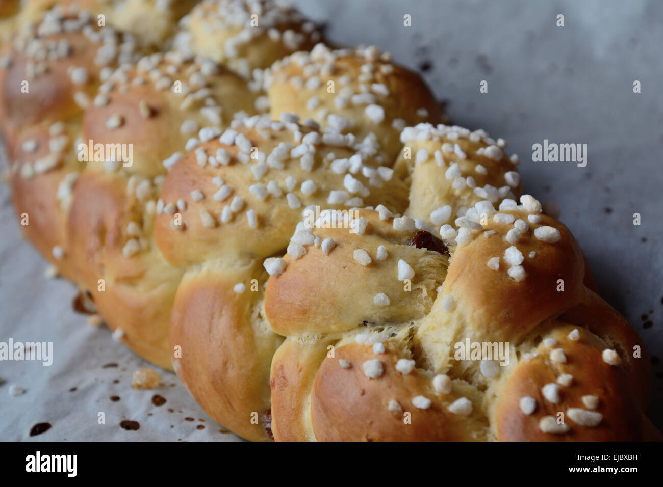 Brioche fraîche saupoudrée de sucre perlé Banque D'Images