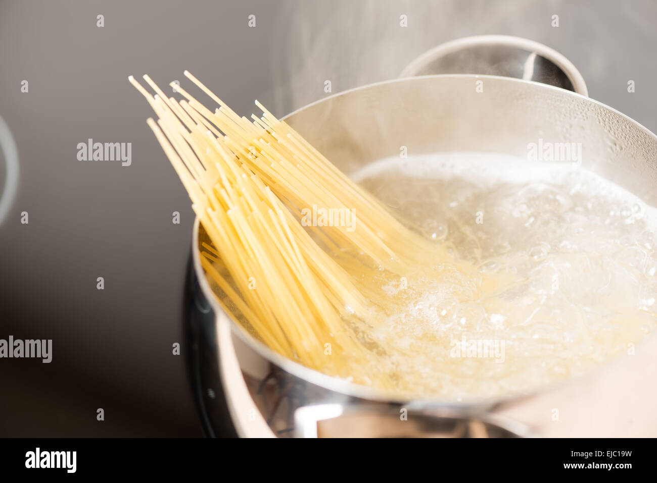 Poêle avec cuisson spaghetti dans l'eau bouillante Banque D'Images