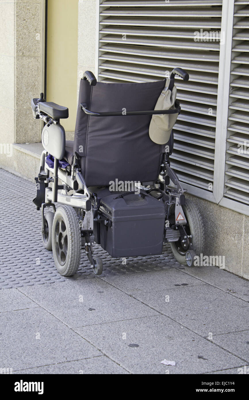 Fauteuil roulant motorisé à la rue pour personne handicapée, véhicule Banque D'Images