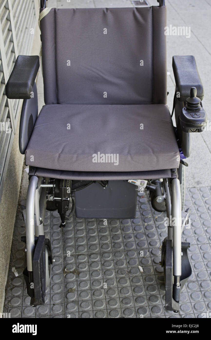 Fauteuil roulant motorisé à la rue pour personne handicapée, véhicule Banque D'Images