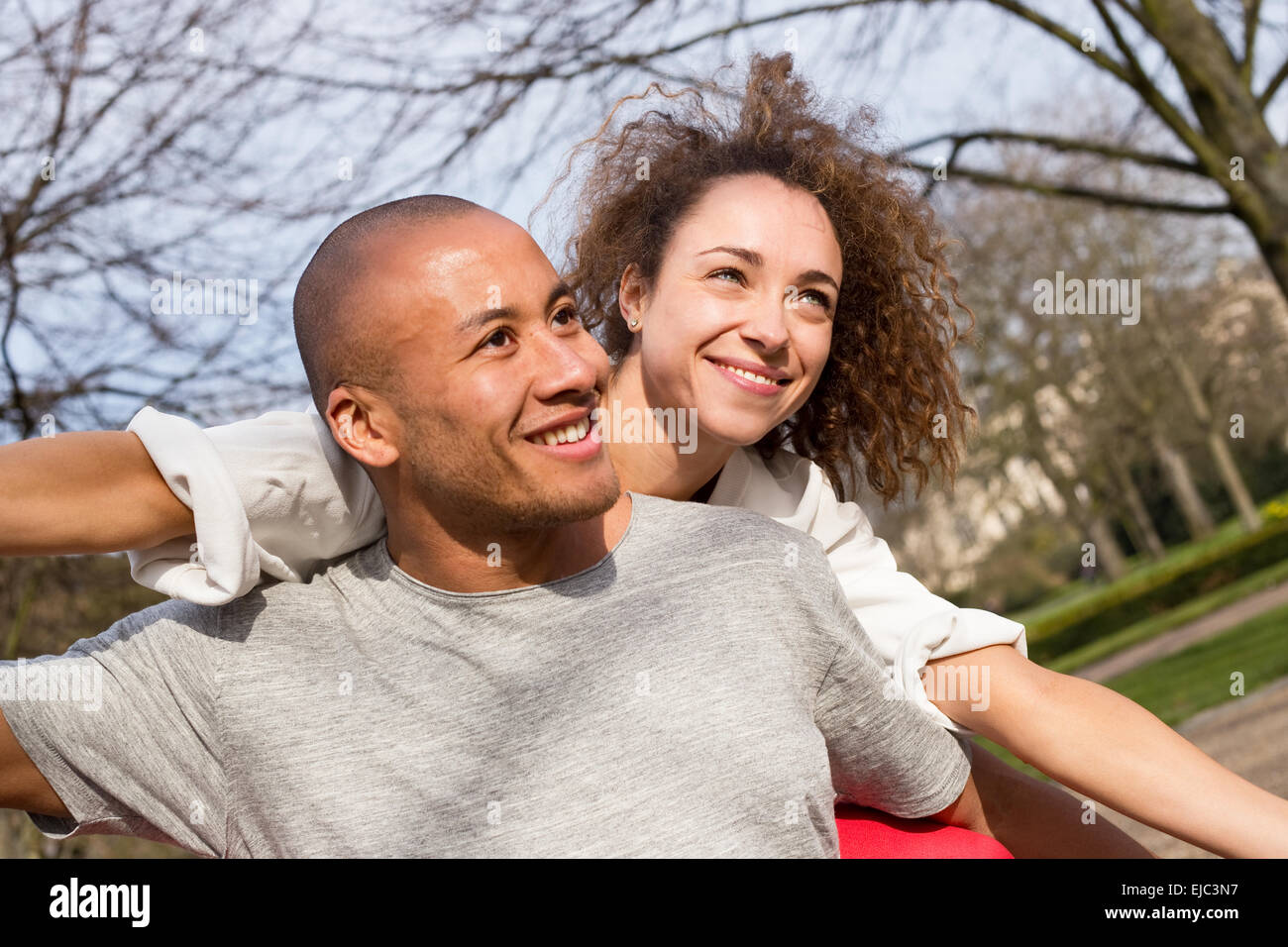 Jeune couple dans le parc Banque D'Images