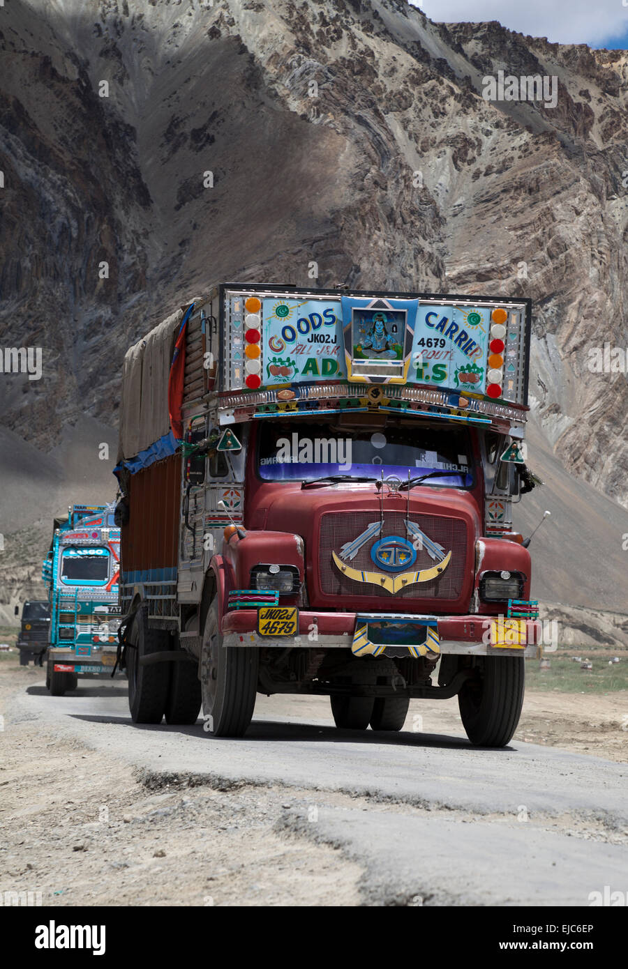 Les camions Indiens décorés négocier la haute route Manali-Leh dangereux dans l'Himalaya, près de la frontière du Pakistan Inde Banque D'Images