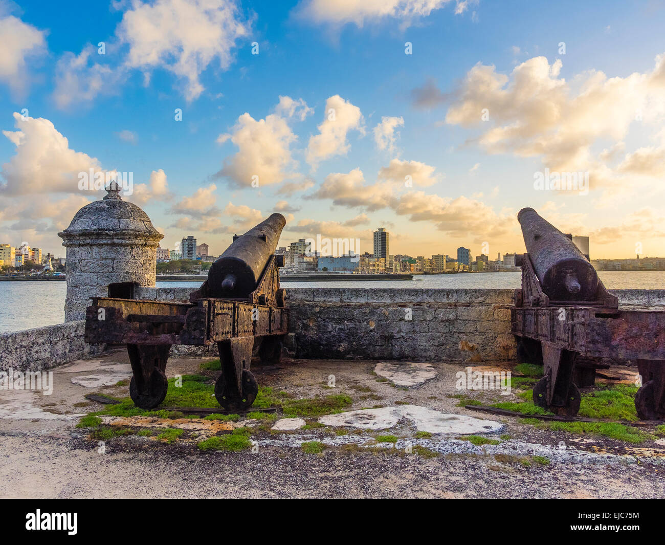 Les chanoines de Morro Castle point vers la ville de La Havane au coucher du soleil. Banque D'Images