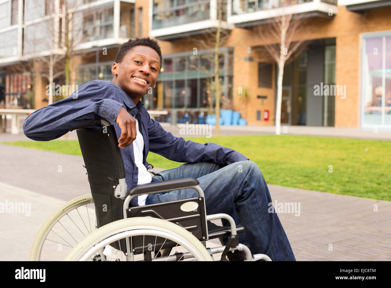 Un jeune homme en fauteuil roulant. Banque D'Images