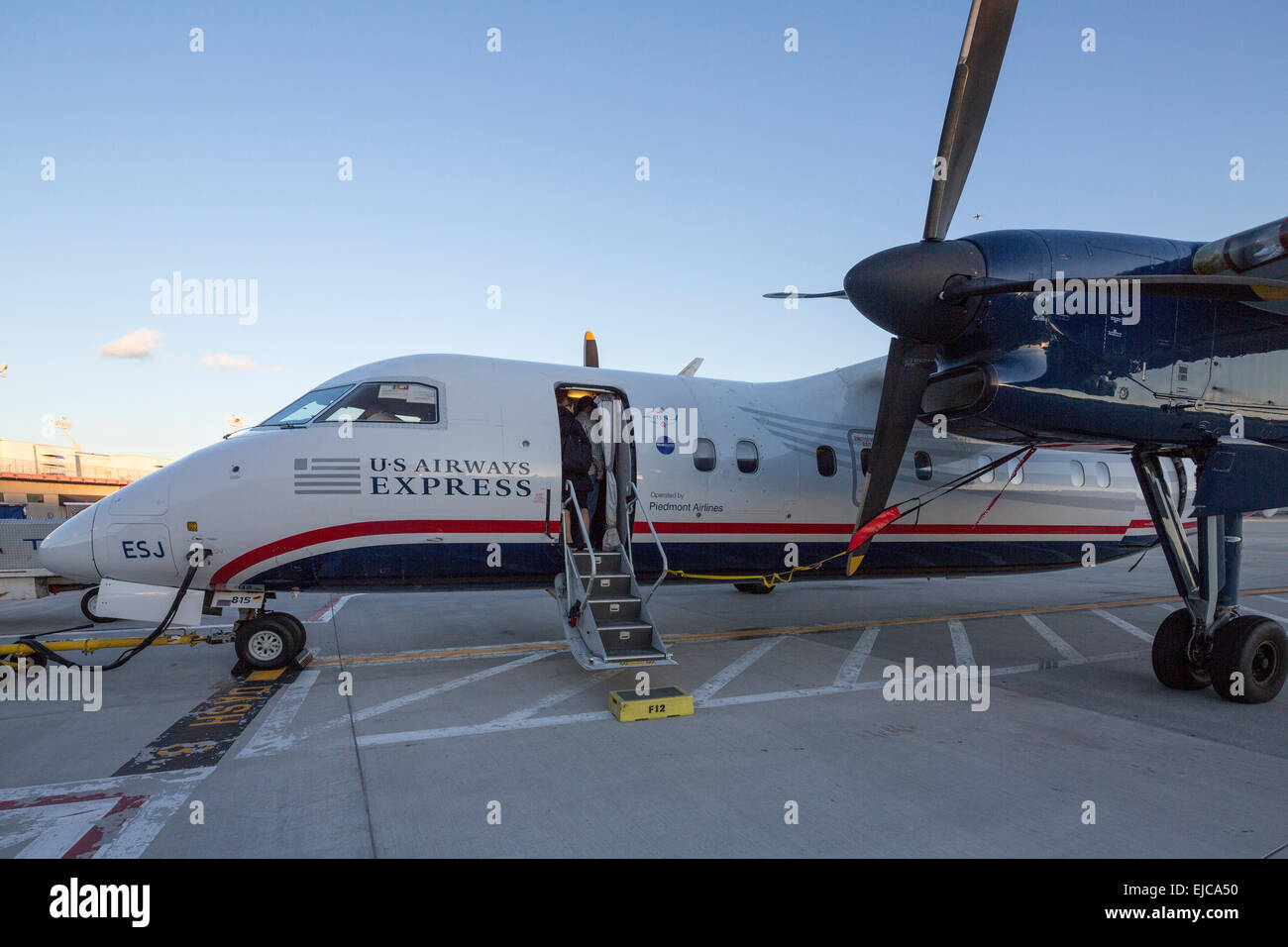 Passagers embarqués sur de Havilland Canada Dash 8-100 avion, US Airways, l'aéroport de Philadelphie, USA Banque D'Images