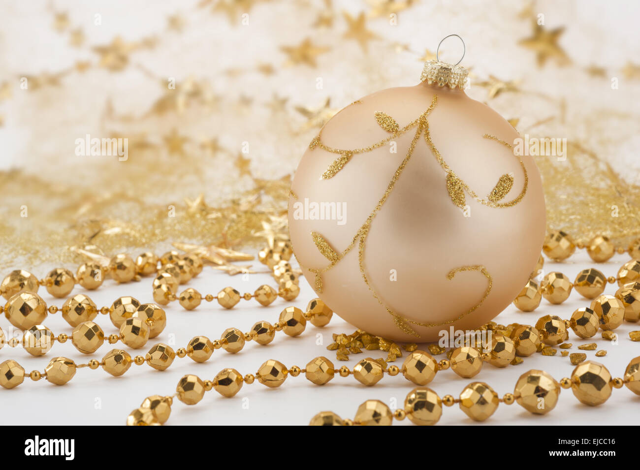 Décoration de Noël avec des paillettes d'or ball Photo Stock - Alamy