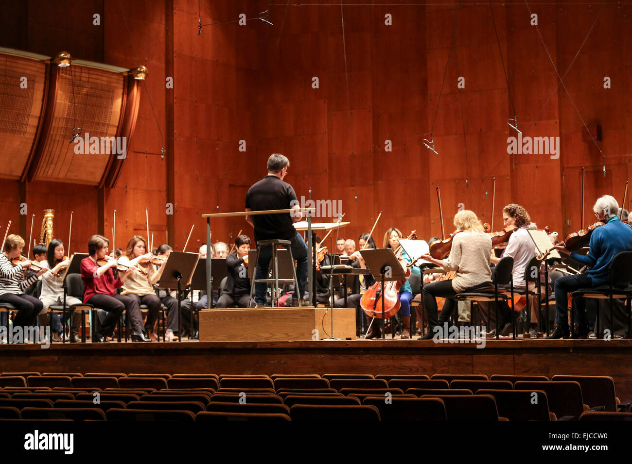 Alan Gilbert la réalisation d'une répétition de l'Orchestre philharmonique de New York, l'Avery Fisher Hall, Lincoln Center, New York, USA Banque D'Images