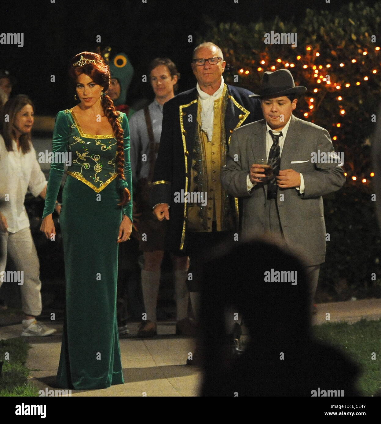 Sofia Vergara porte un costume de Shrek, la princesse Fiona sur l'ensemble de la famille "moderne" du tournage d'un épisode d'halloween. L'actrice a été rejoint par la star Ed O'Neil qui est Benjamin Franklin pour l'occasion et leur fils dans le spectacle Rico Rodriguez. Sofia avait une Banque D'Images