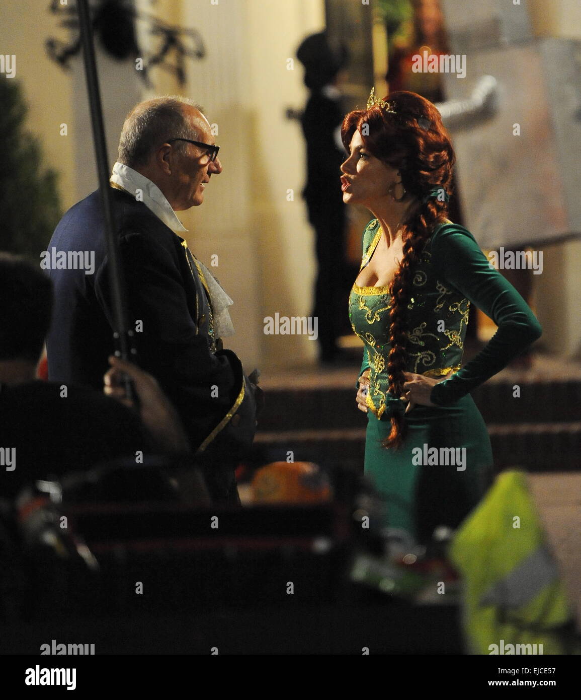 Sofia Vergara porte un costume de Shrek, la princesse Fiona sur l'ensemble de la famille "moderne" du tournage d'un épisode d'halloween. L'actrice a été rejoint par la star Ed O'Neil qui est Benjamin Franklin pour l'occasion et leur fils dans le spectacle Rico Rodriguez. Sofia avait une Banque D'Images