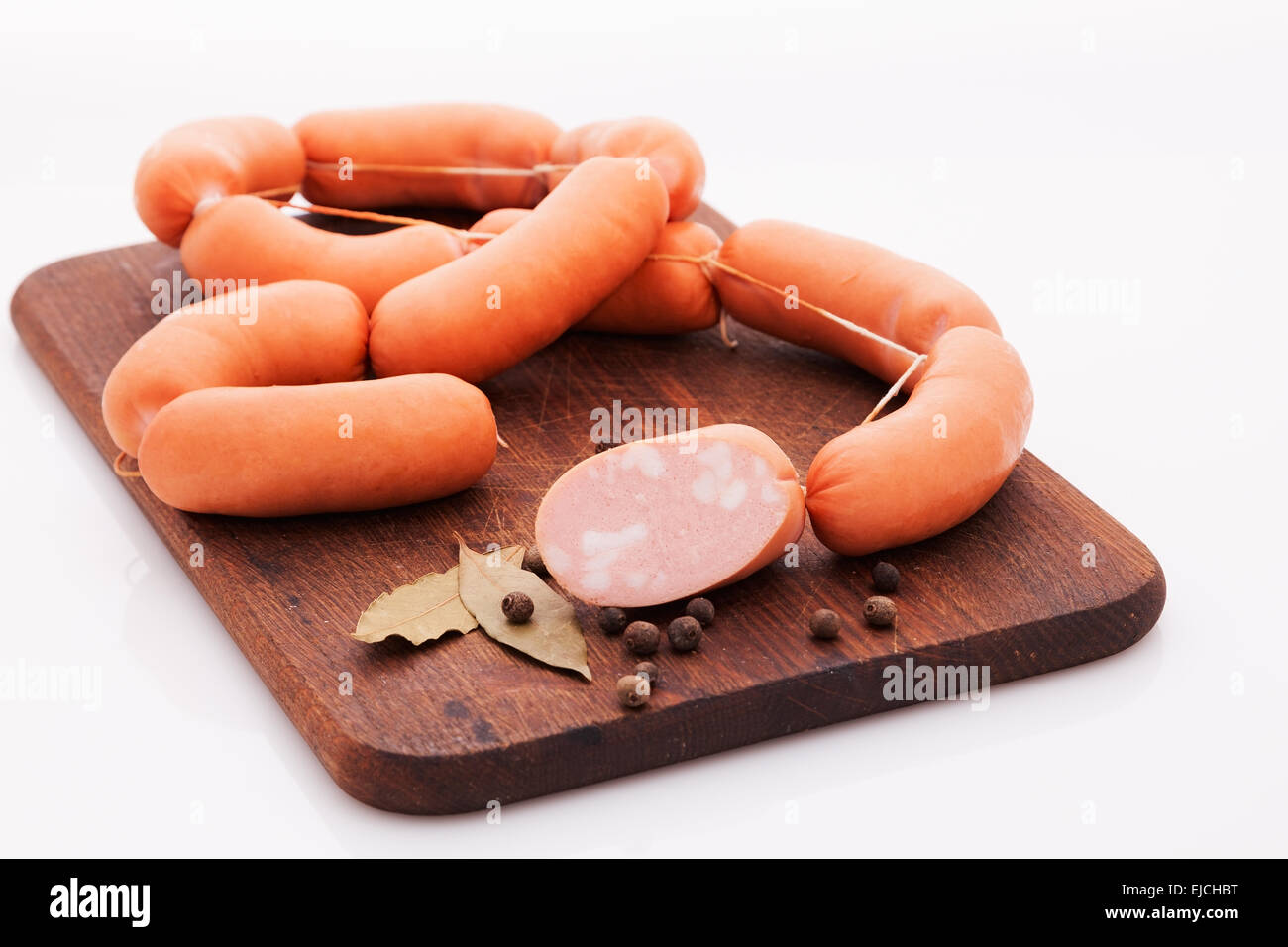 Saucissons à couper sur une planche à découper Banque D'Images