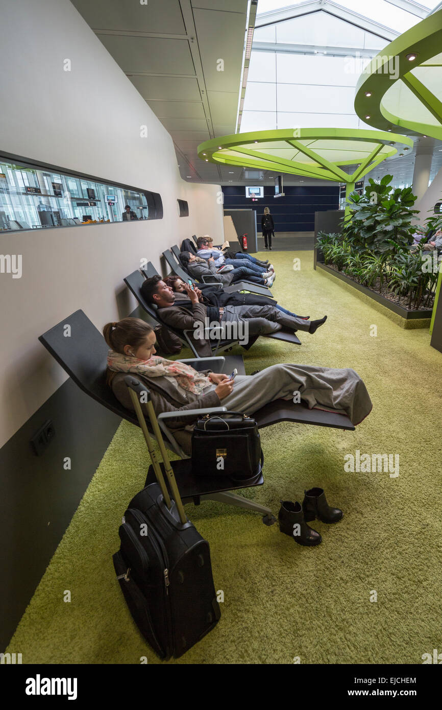 Les passagers dans le salon de détente, l'aéroport de Munich, Allemagne Banque D'Images