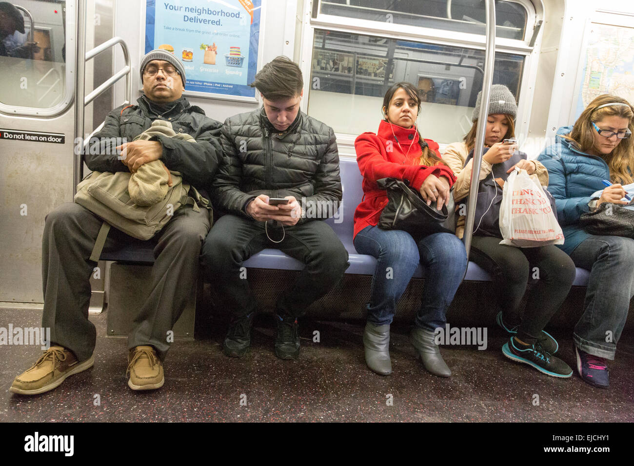 Les passagers sur le métro de New York, Manhattan, USA Banque D'Images