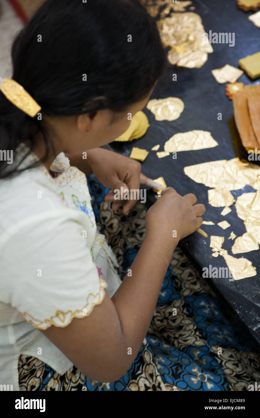 La feuille d'or est l'or qui a été martelée dans feuilles extrêmement mince et est souvent utilisé pour la dorure. Banque D'Images