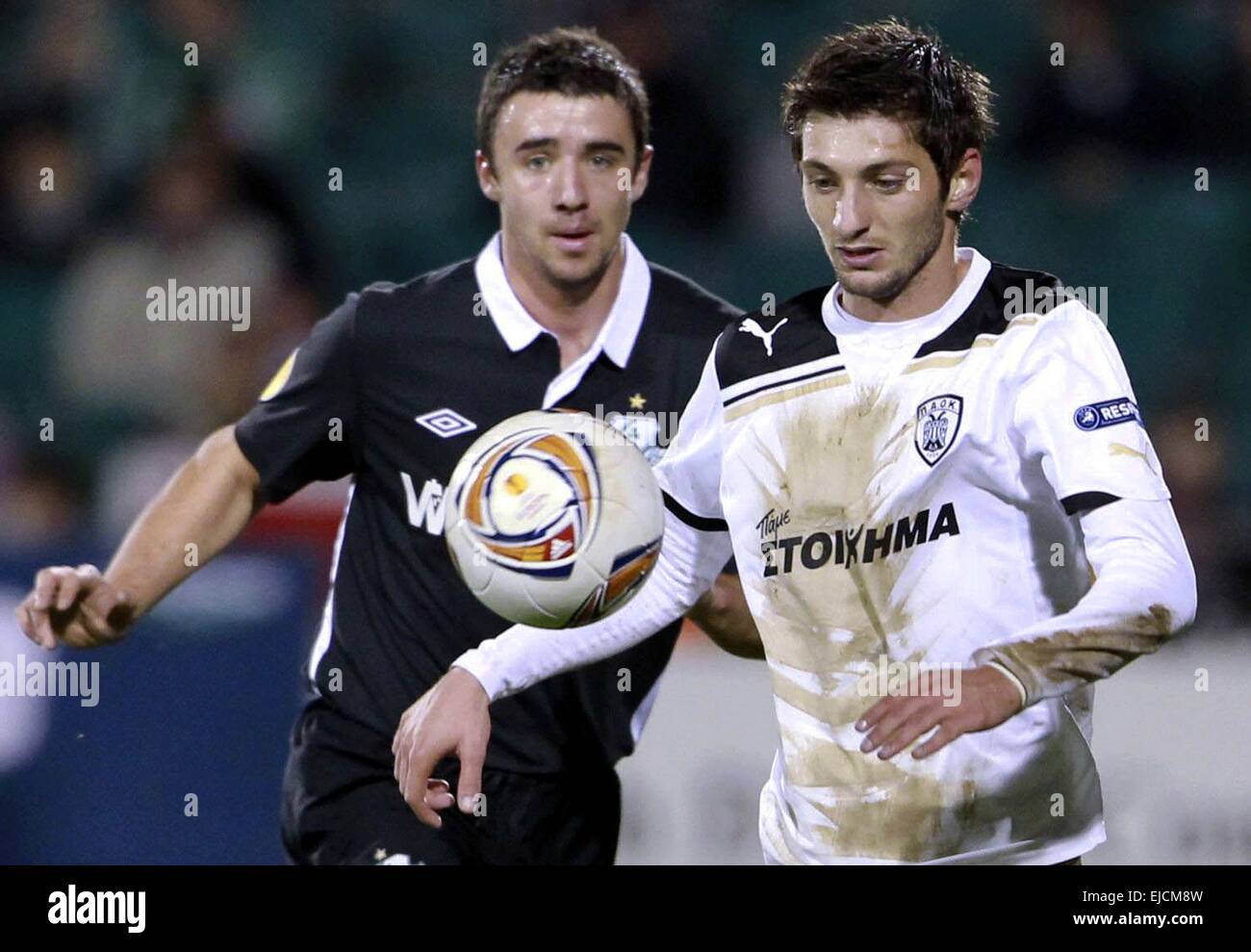 0311 2011 2011 2012 Saison Ligue 4 phase de groupes de la journée un groupe de Dublin Tallaght Stadium contre Shamrock Rovers PAOK Salonique PAOK a gagné le match sur le score de 1-3. Enda Stevens (gauche) contre sham Giorg Thessalonique droit Banque D'Images