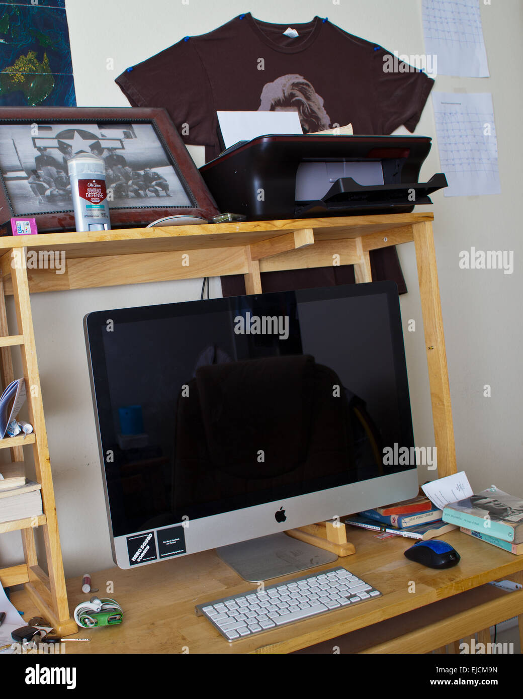 Un homme d'étudiants bureau avec ordinateur Imac, Ipod, et une copie de John Steinbecks Les raisins de la Colère Banque D'Images