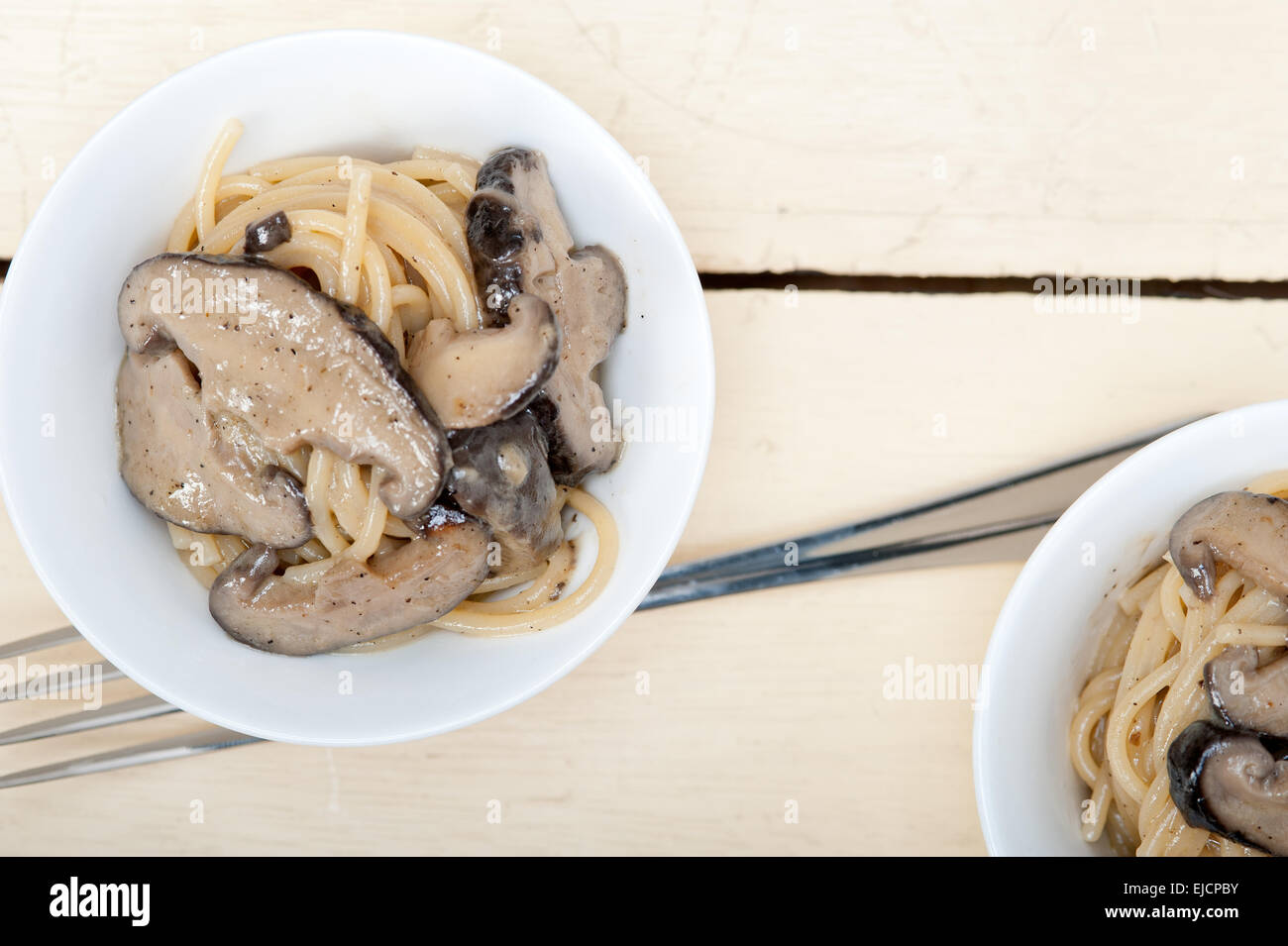 Les pâtes spaghetti italien et les champignons Banque D'Images