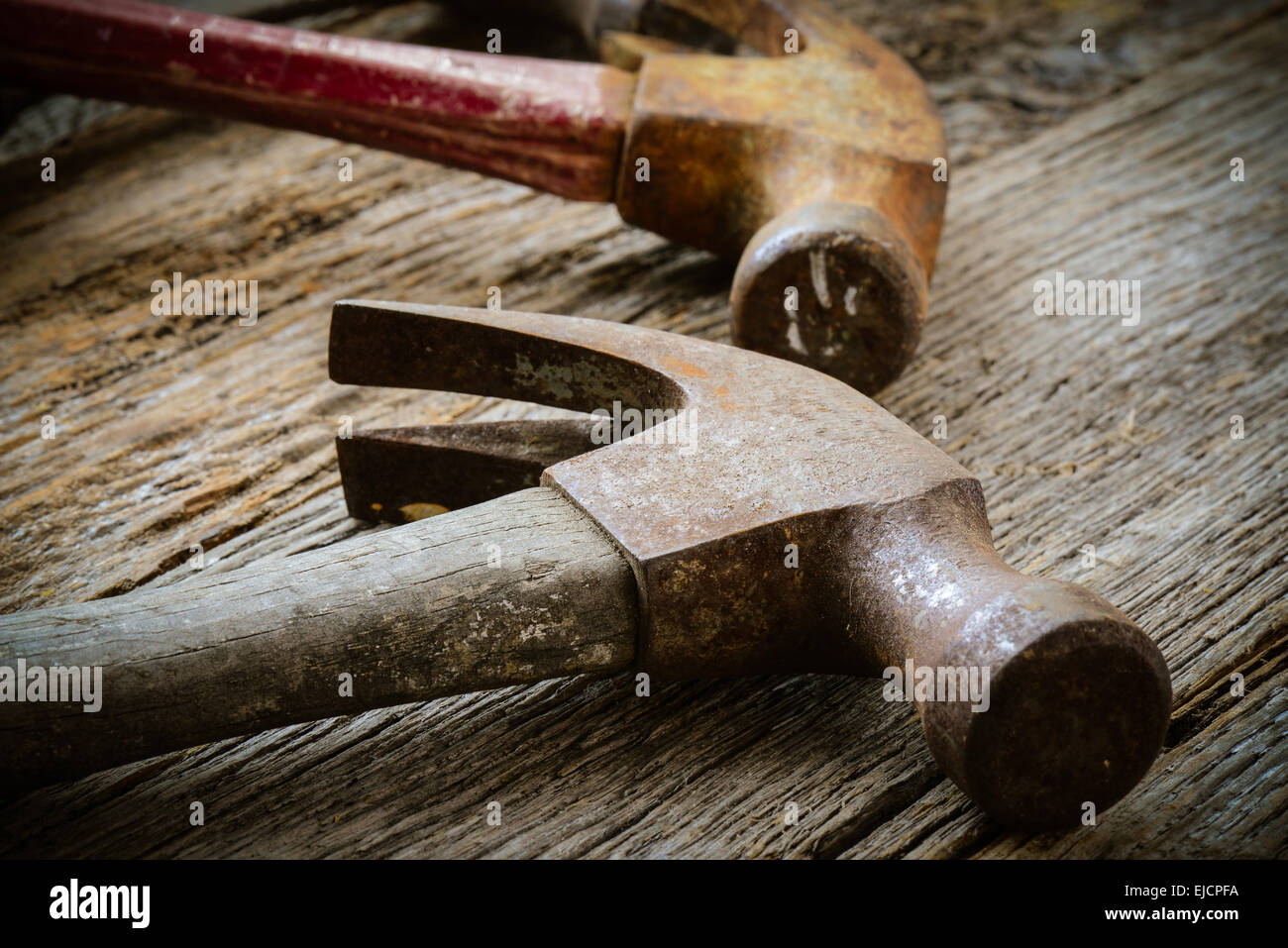Les marteaux Sur vieux fond de bois rustique Banque D'Images