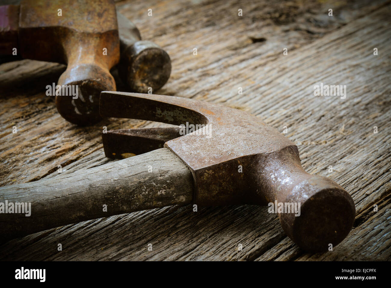 Les marteaux Sur vieux fond de bois rustique Banque D'Images