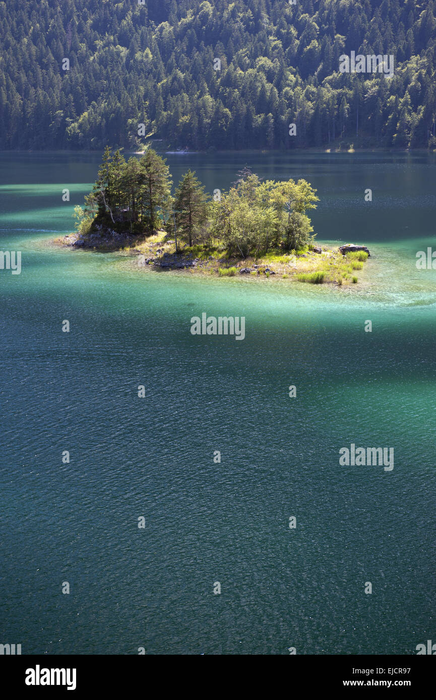 Eibsee lake et montagnes des Alpes en Bavière Banque D'Images