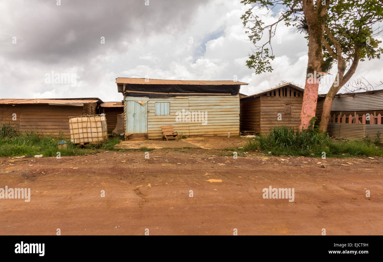 Travailleur de la construction des maisons dans la région de Oyala EG Banque D'Images