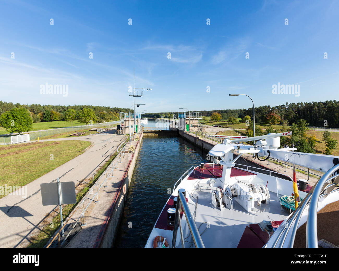 Bateau de croisière quitte lock sur canal Banque D'Images