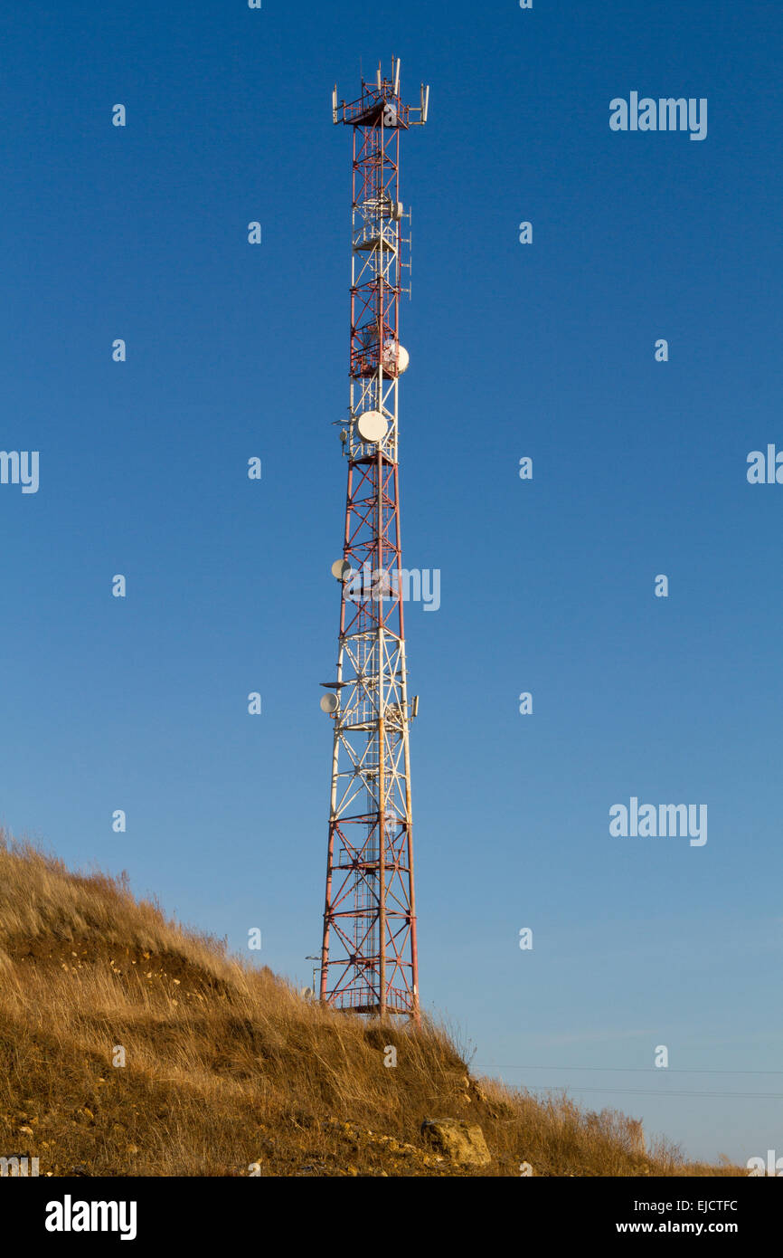 Tour de télécommunication sur une colline Banque D'Images