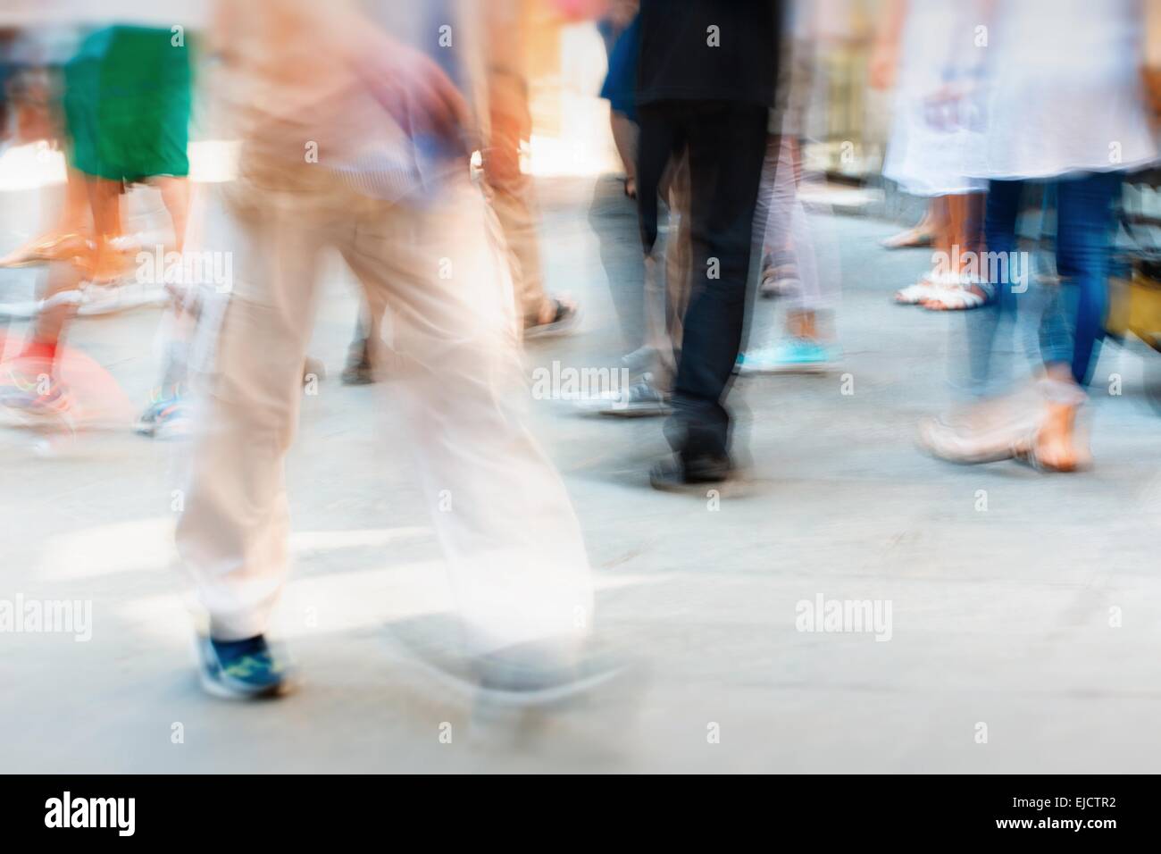 Déménagement rapide foule sur le trottoir Banque D'Images