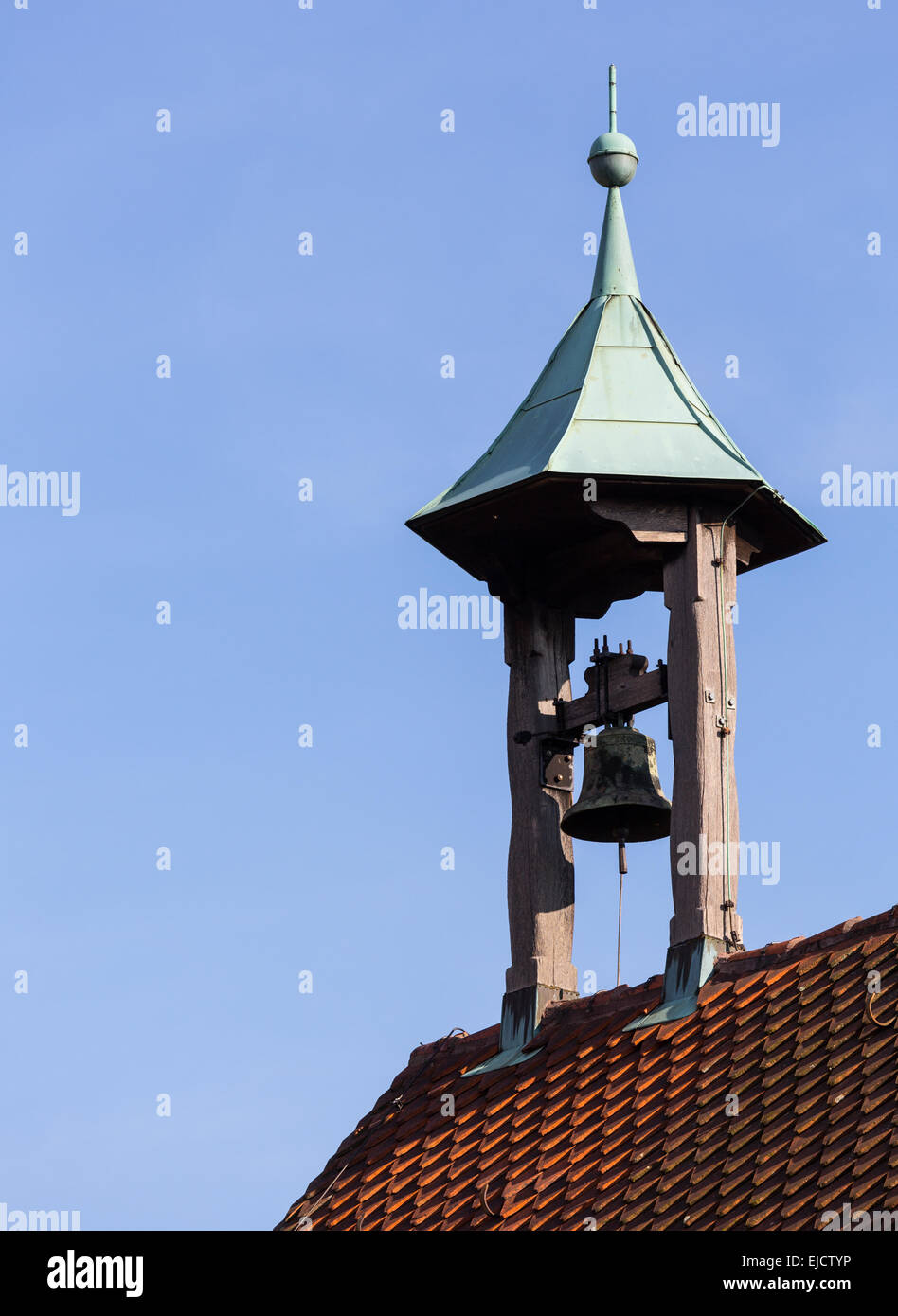 Vieille église unique sous le couvert de Bell sur le toit Banque D'Images