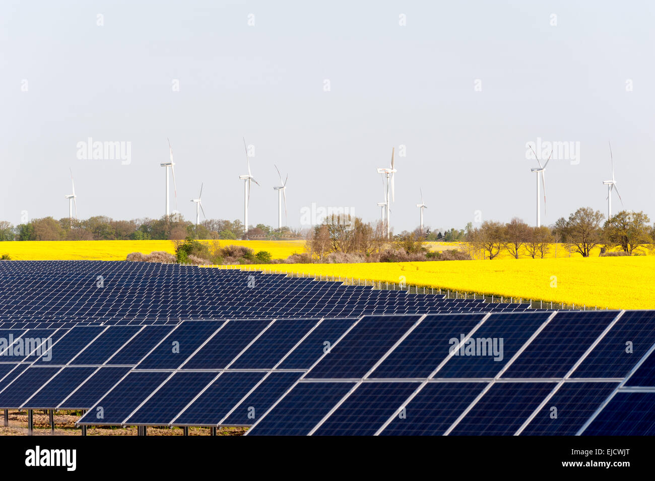 Les Éoliennes et panneaux solaires Banque D'Images