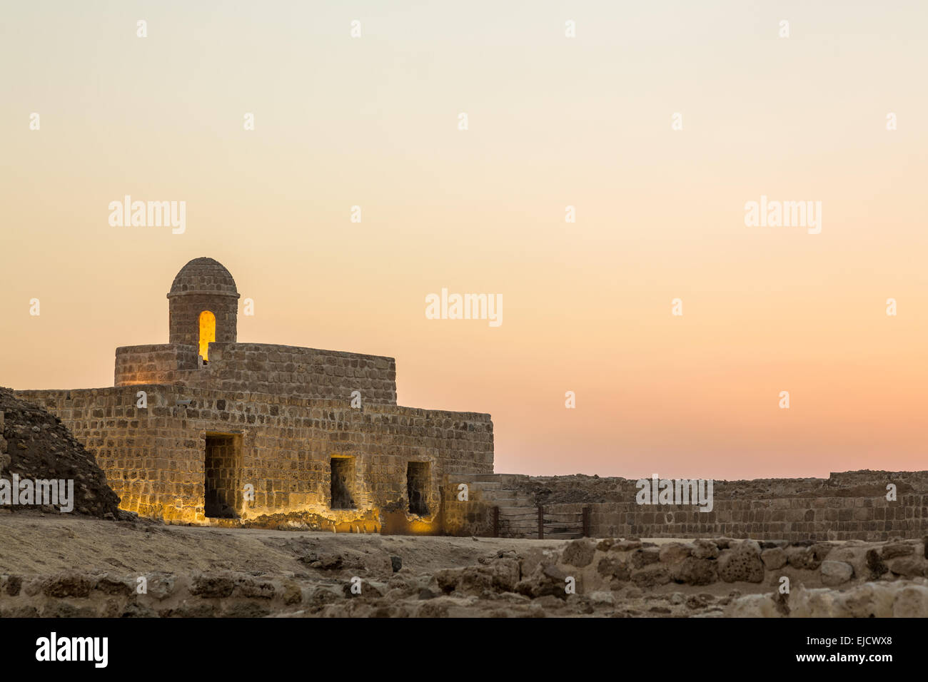 Vieux Fort de Bahreïn à Seef au coucher du soleil Banque D'Images