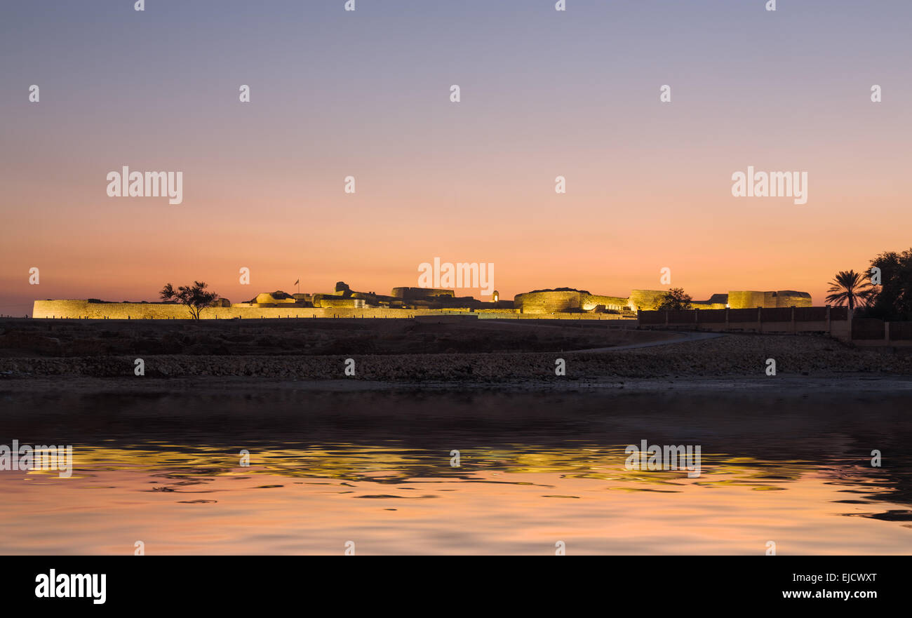 Vieux Fort de Bahreïn à Seef au coucher du soleil Banque D'Images