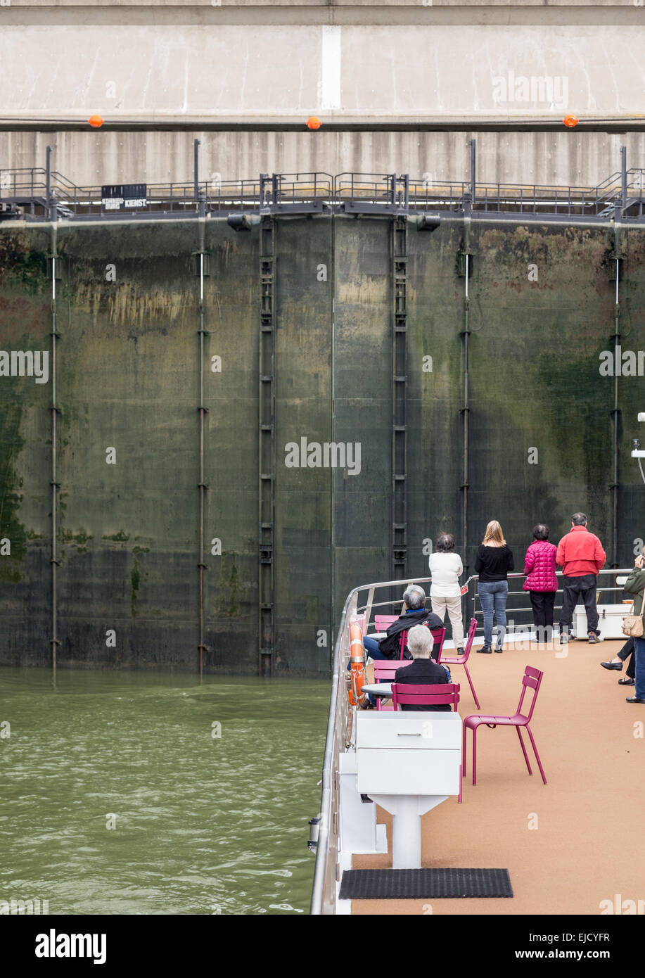 Bateau de croisière dans lock on Danube Banque D'Images