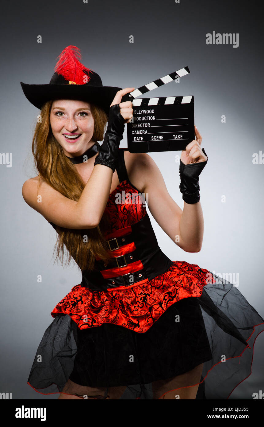 Femme en costume de pirate avec du film Banque D'Images